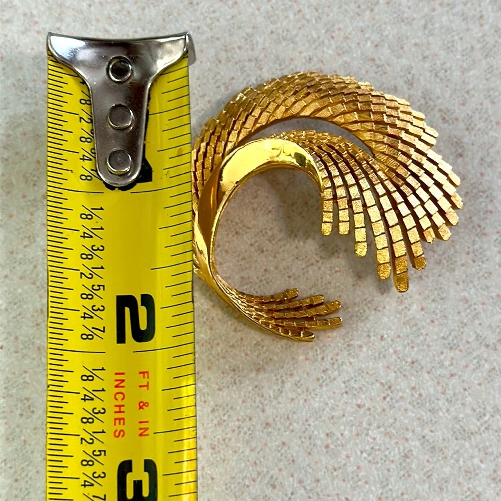 Vintage Trifari gold tone brushed and polished broach (624)